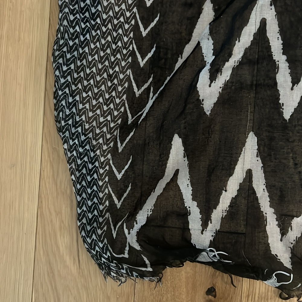 Scarf with patterns - Picture 2 of 3